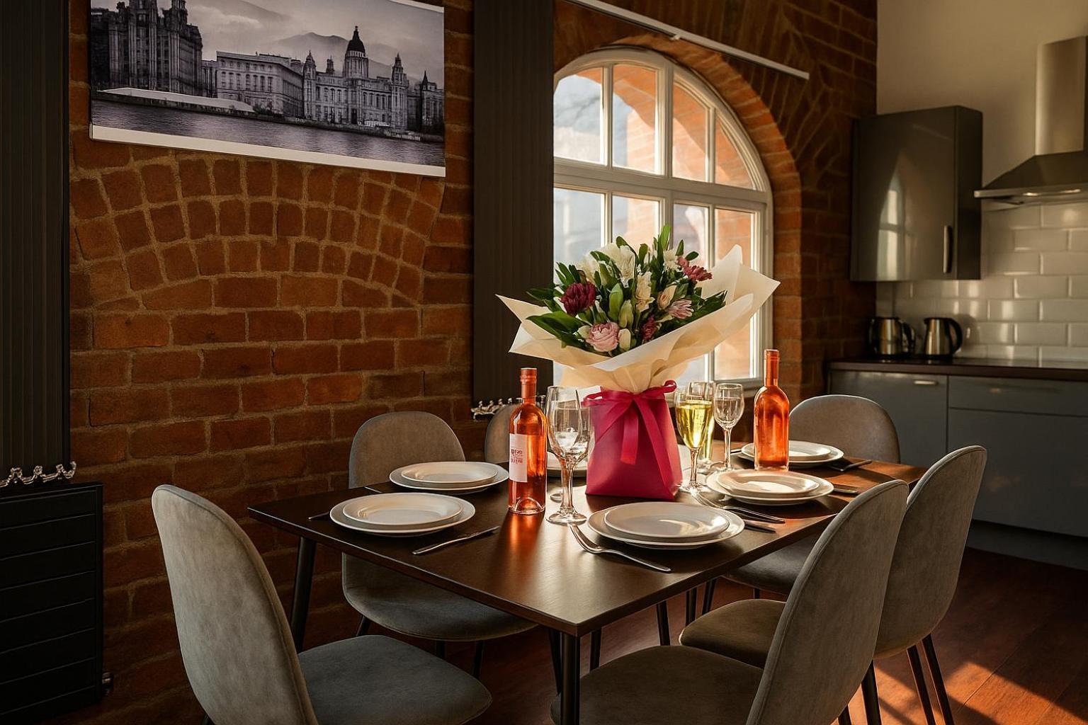 Sleeps 6 -cosy Retreat - Near Bars & Train! * Liverpool