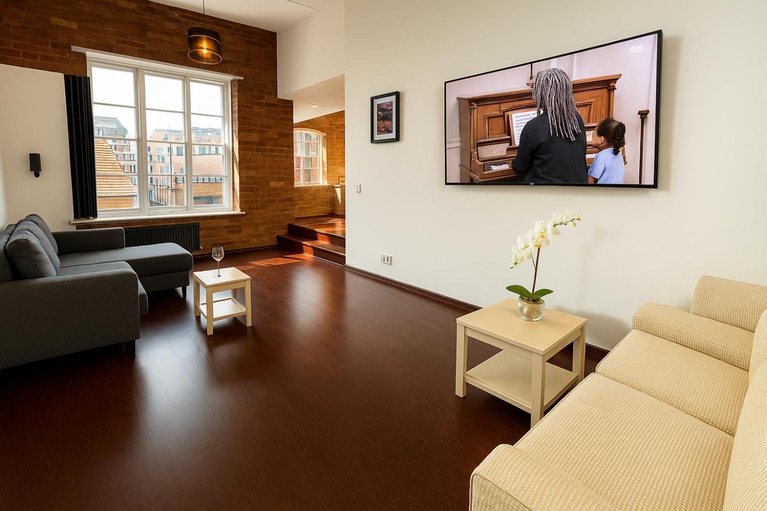 Apartment Sleeps 6 -cosy Retreat - Near Bars & Train!